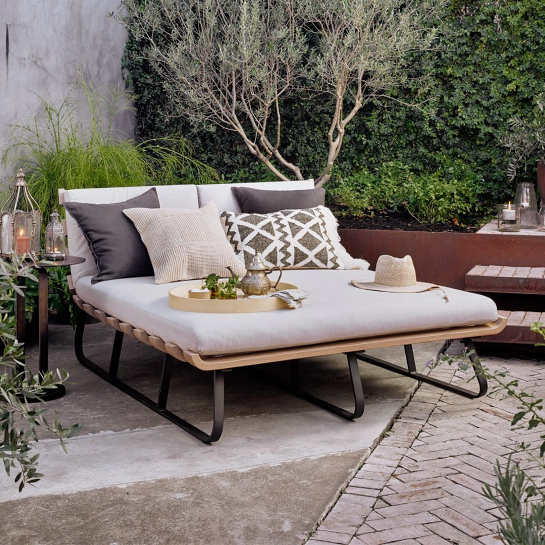 Outdoor Chaises & Daybeds